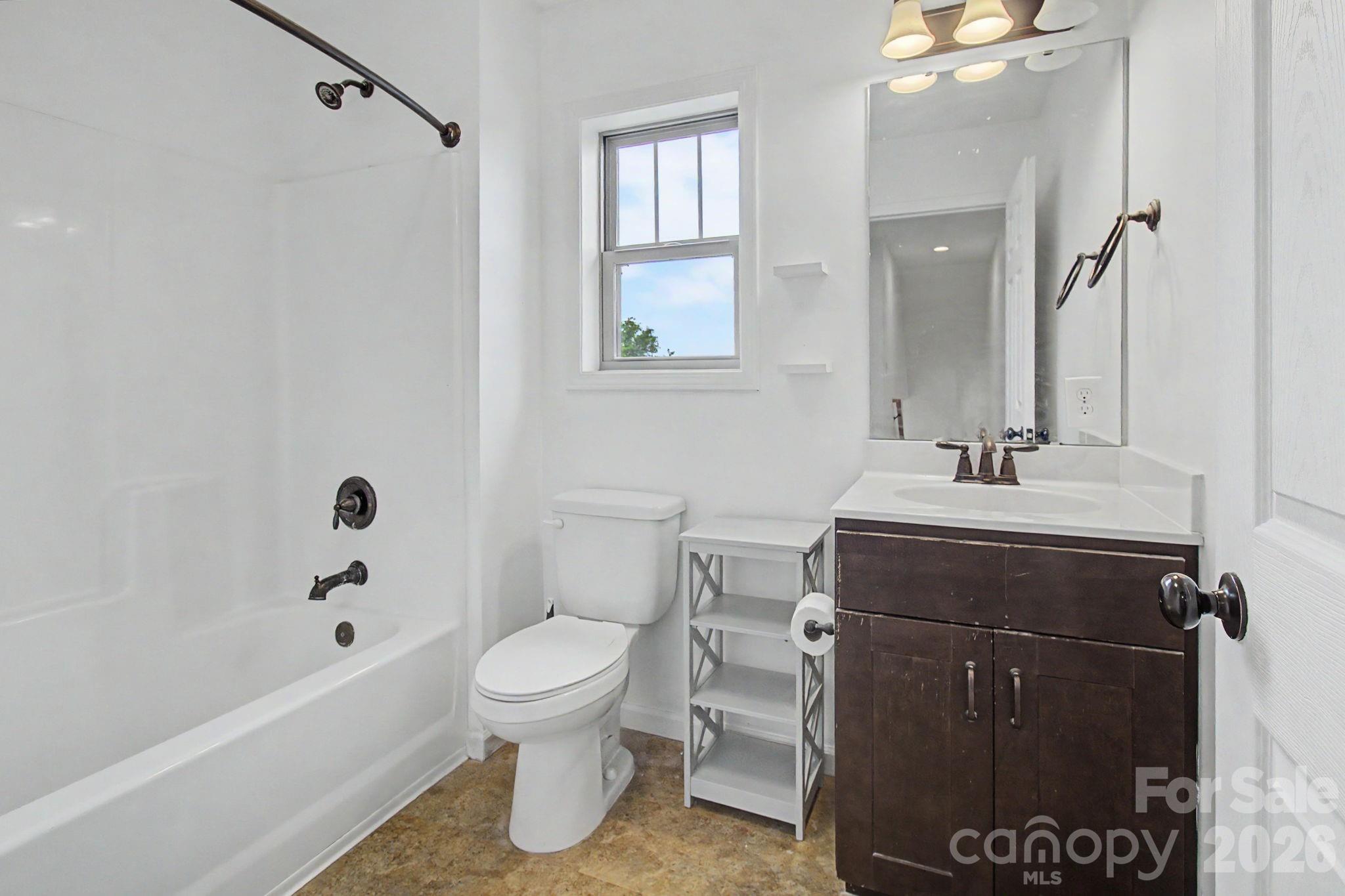 Upper level full bath - 31 Yarrow Meadow Road, Weaverville