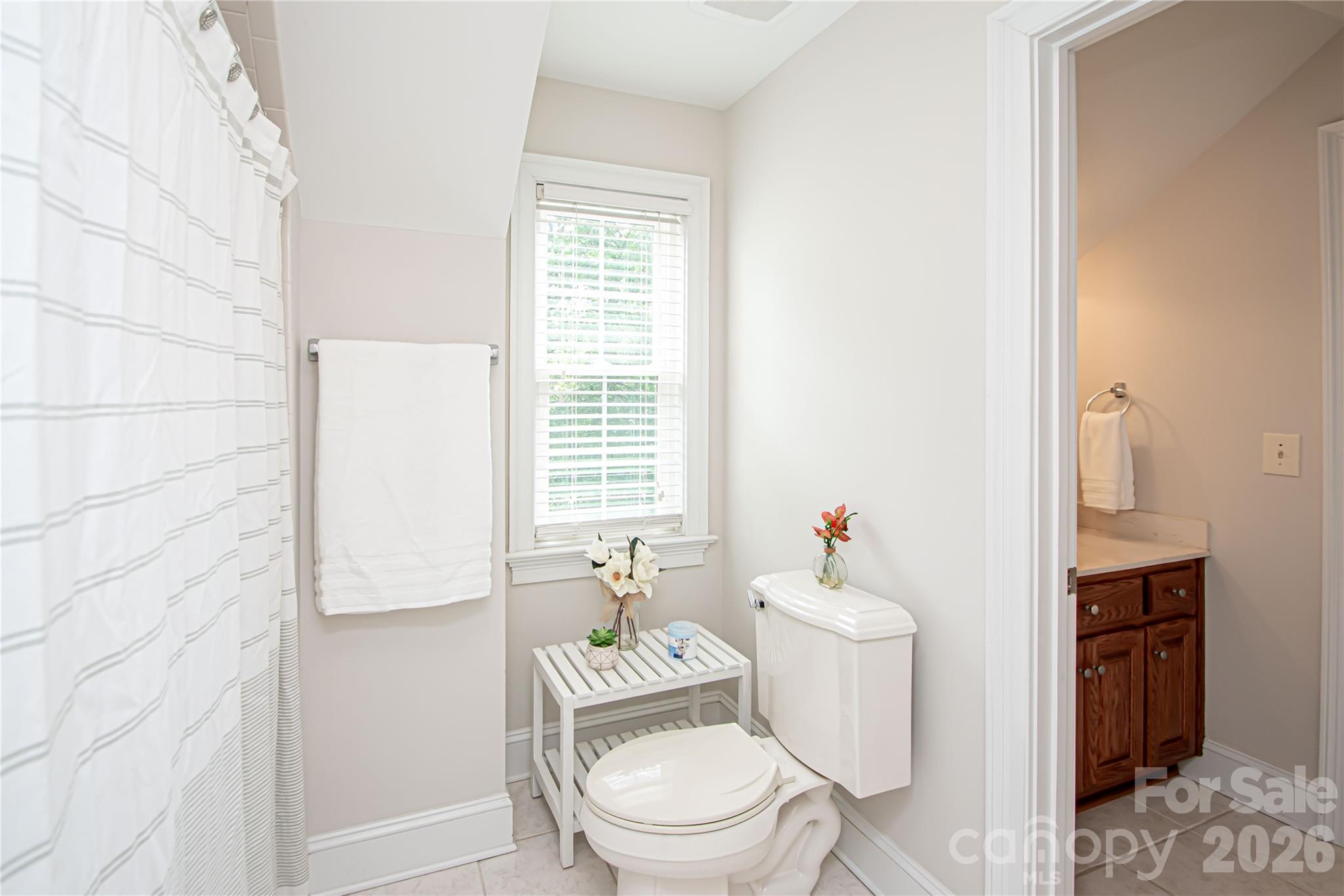 Jack and Jill Bathroom has 2 separate rooms for vanities. - 1015 Estate Lane, Matthews