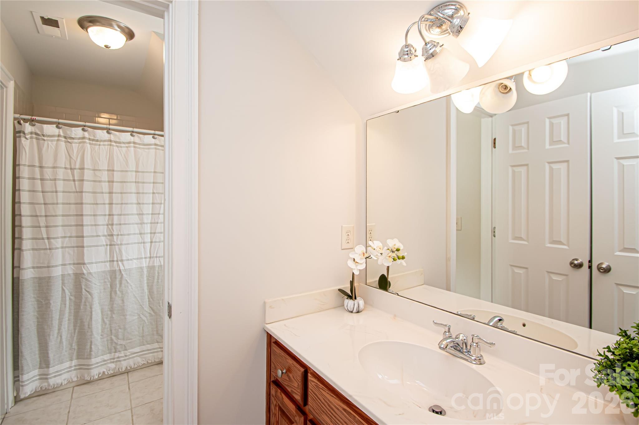 Jack and Jill bathroom - 1015 Estate Lane, Matthews