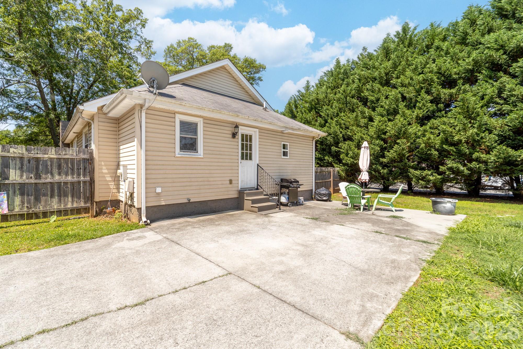 Single Family Residence at 206 Eagle Road, Belmont, photo 7 of 26