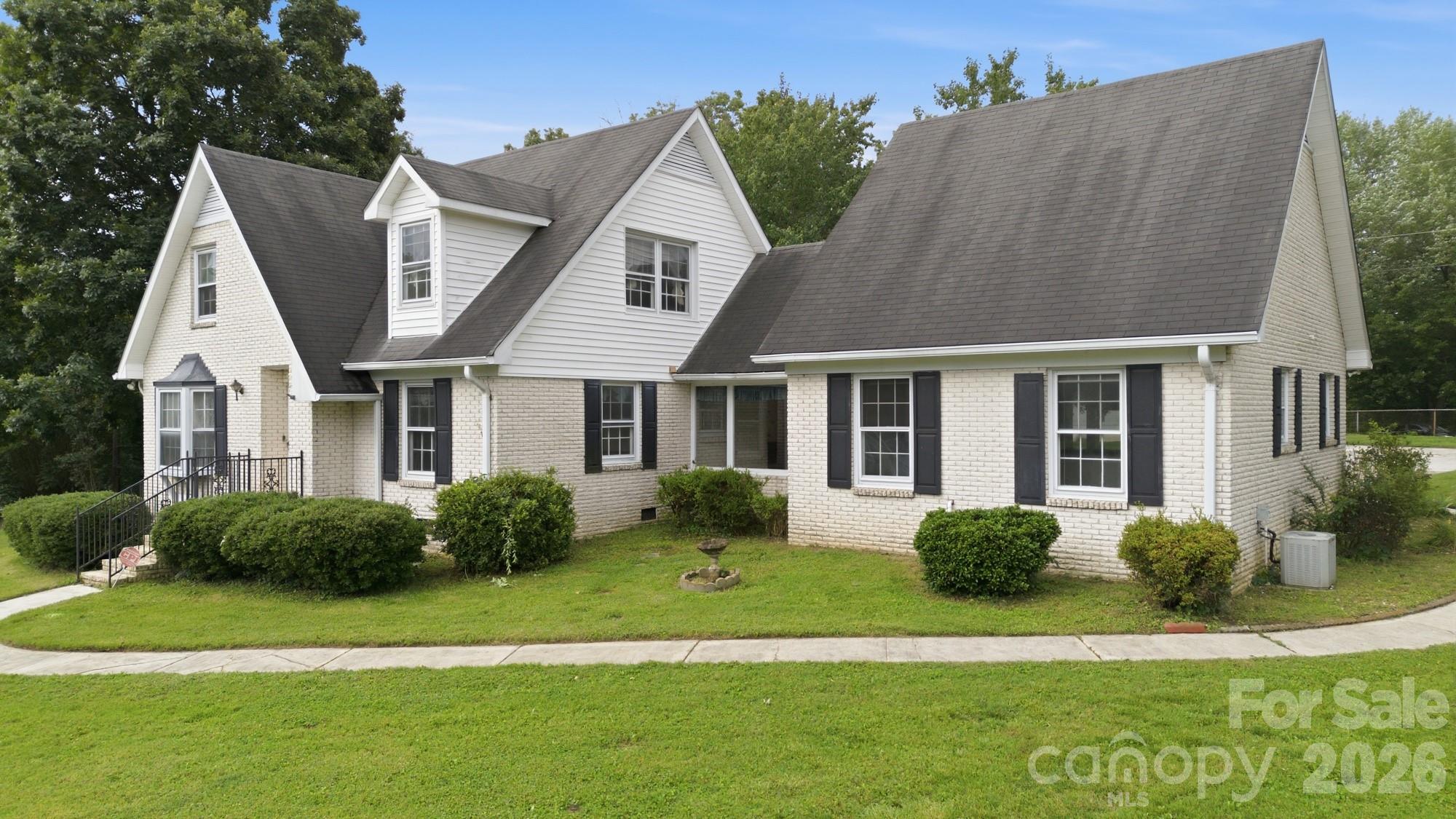 Single Family Residence at 3343 Olde Creek Trail, Matthews, photo 2 of 45
