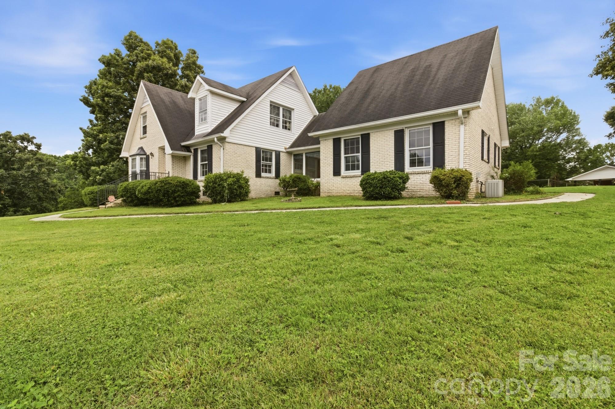 Single Family Residence at 3343 Olde Creek Trail, Matthews, photo 4 of 45