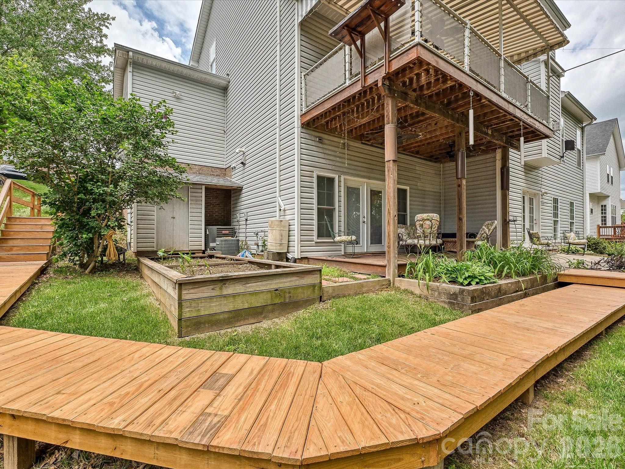 Walkway to basement and to canoe launch - 152 Lighthouse Road, Mount Holly
