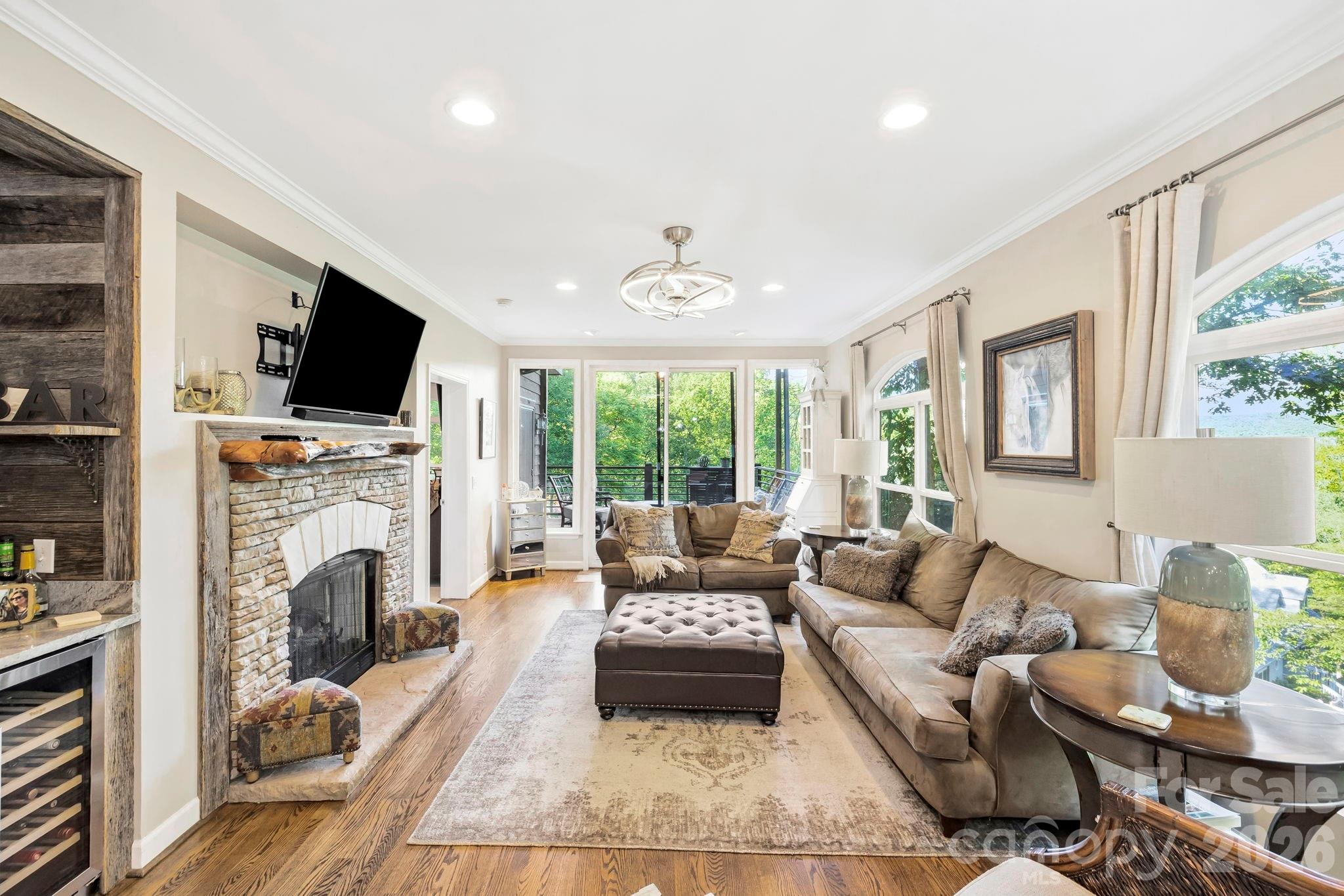 30 Lower Tanglewood Road E