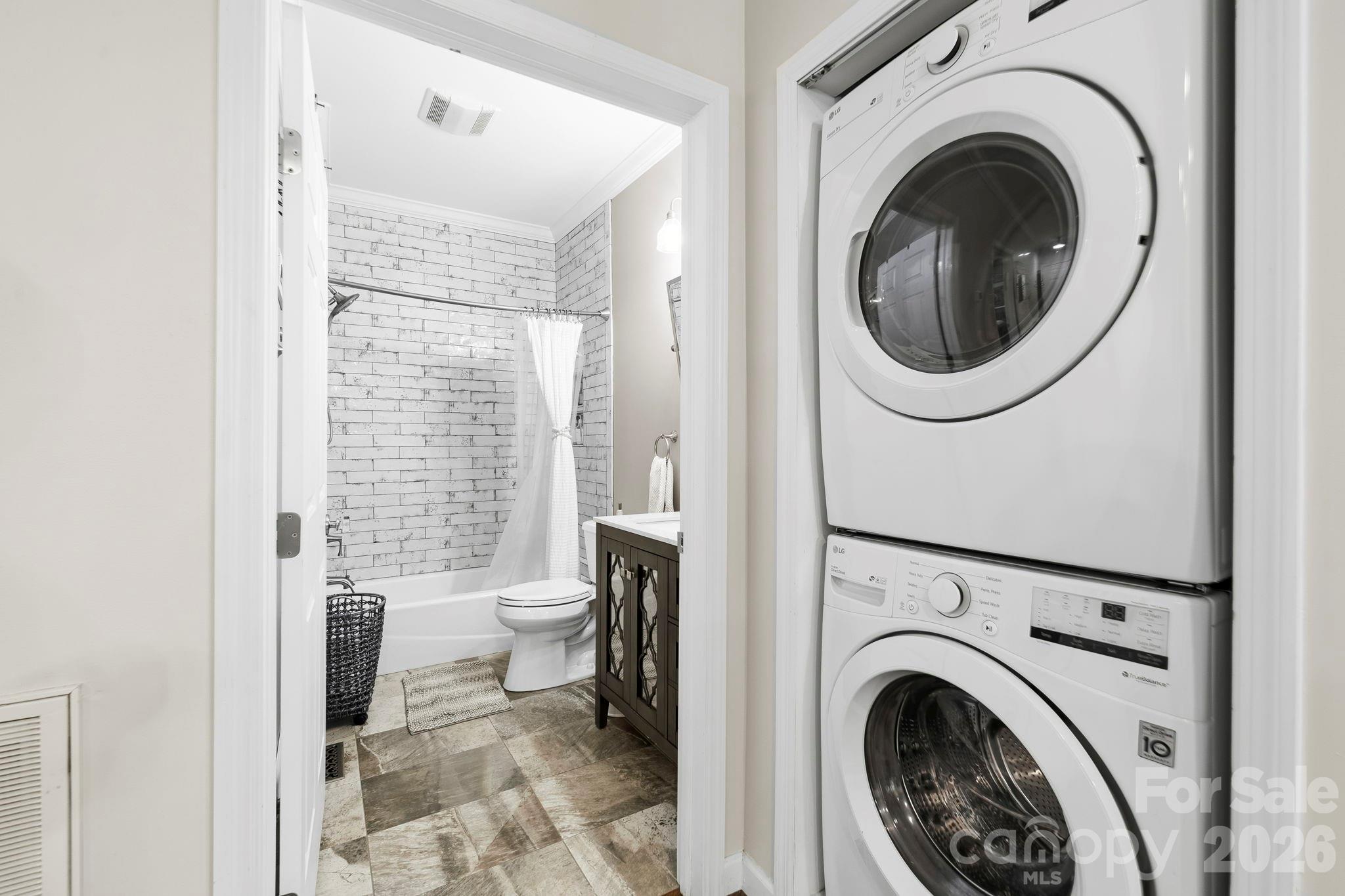 Laundry Area & Full Bathroom - 30 Lower Tanglewood Road E, Lake Toxaway