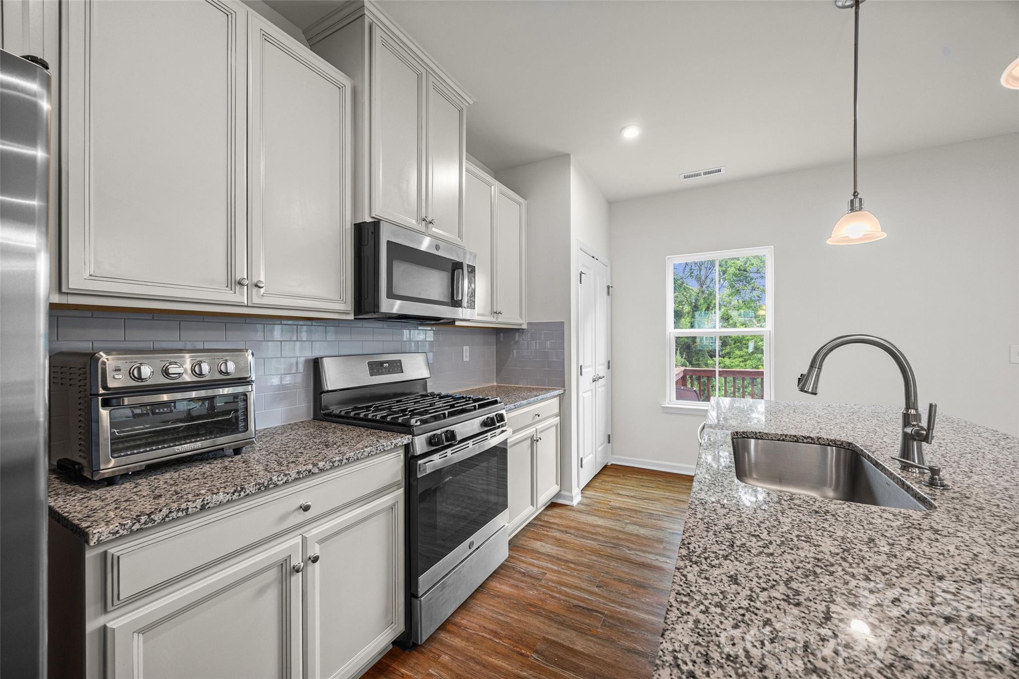 Chefs kitchen - 2605 Grantham Place Drive, Fort Mill