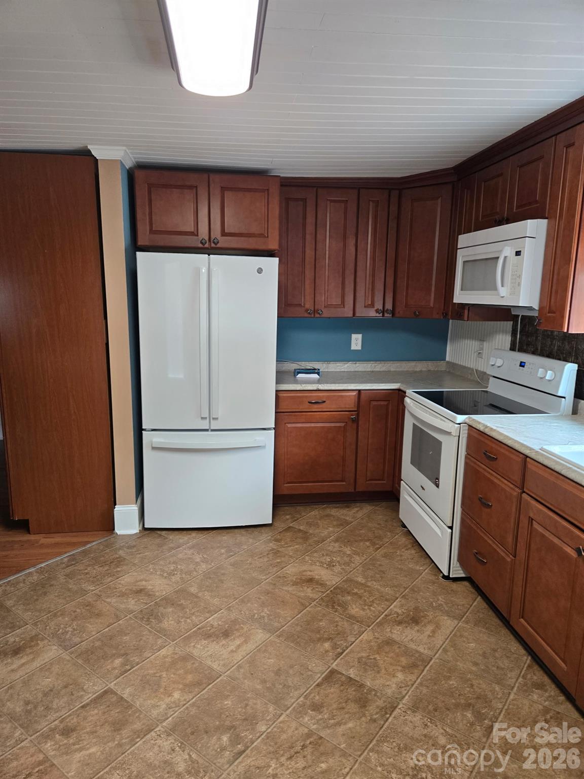 New refrigerator with ice maker. - 1407 N College Avenue, Newton