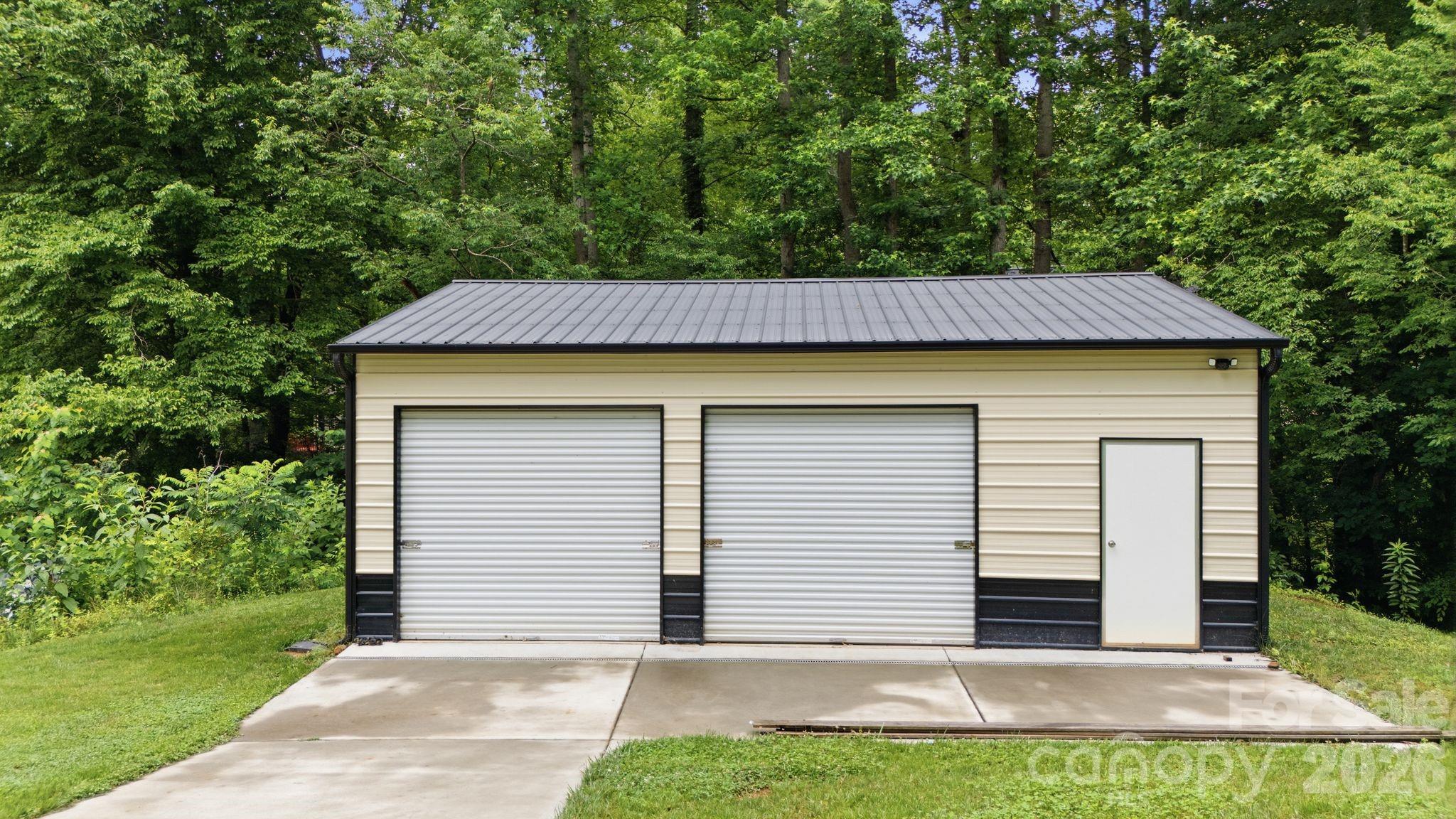 Single Family Residence at 190 Meadow Glen Drive, Troutman, photo 2 of 47