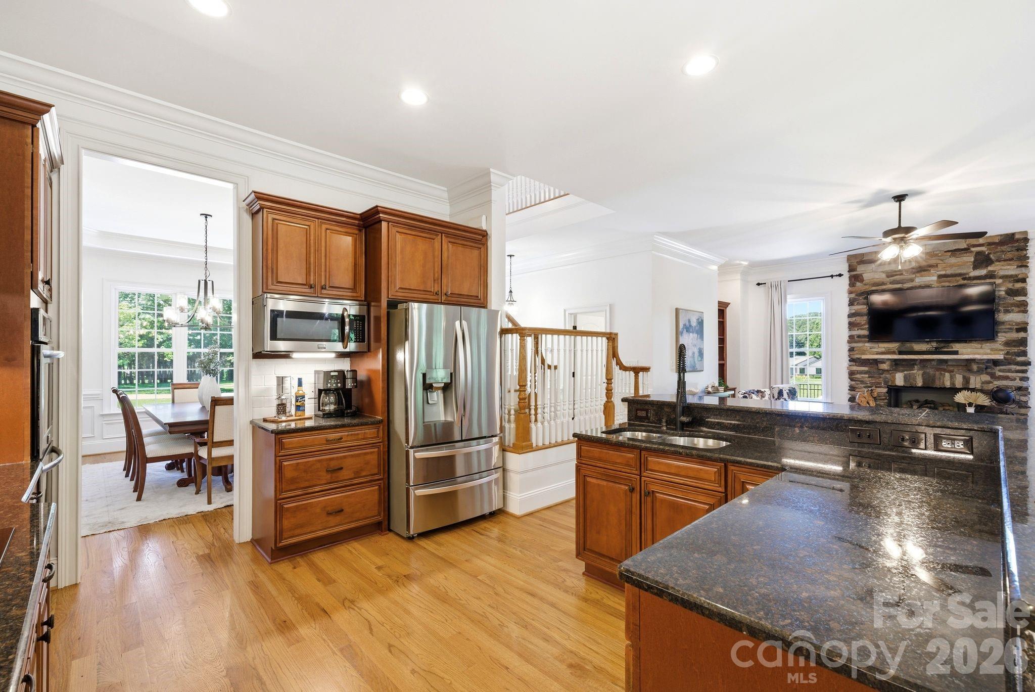 Single Family Residence at 16000 Sunset Drive, Huntersville, photo 9 of 44