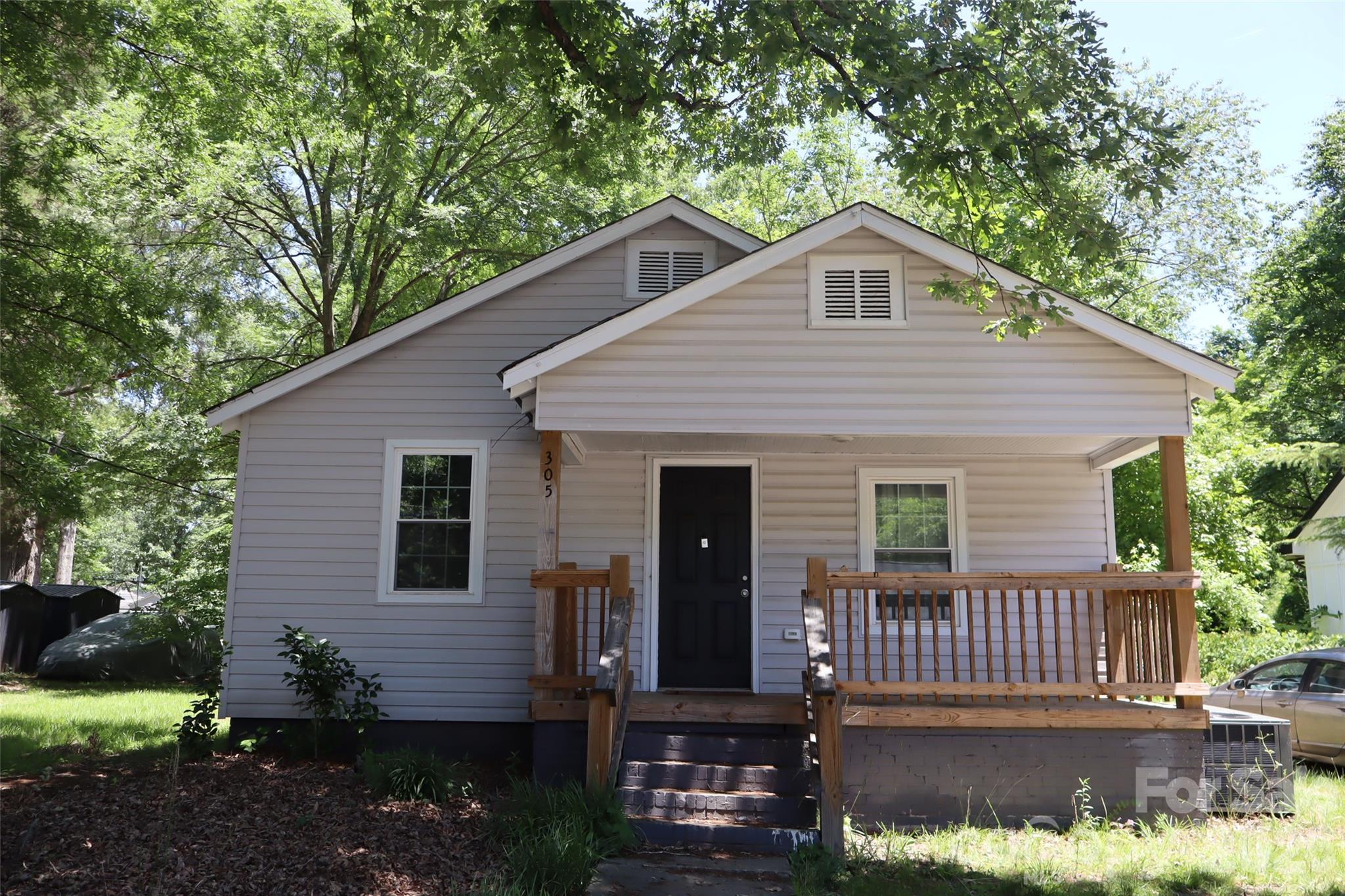 305 E Division Avenue