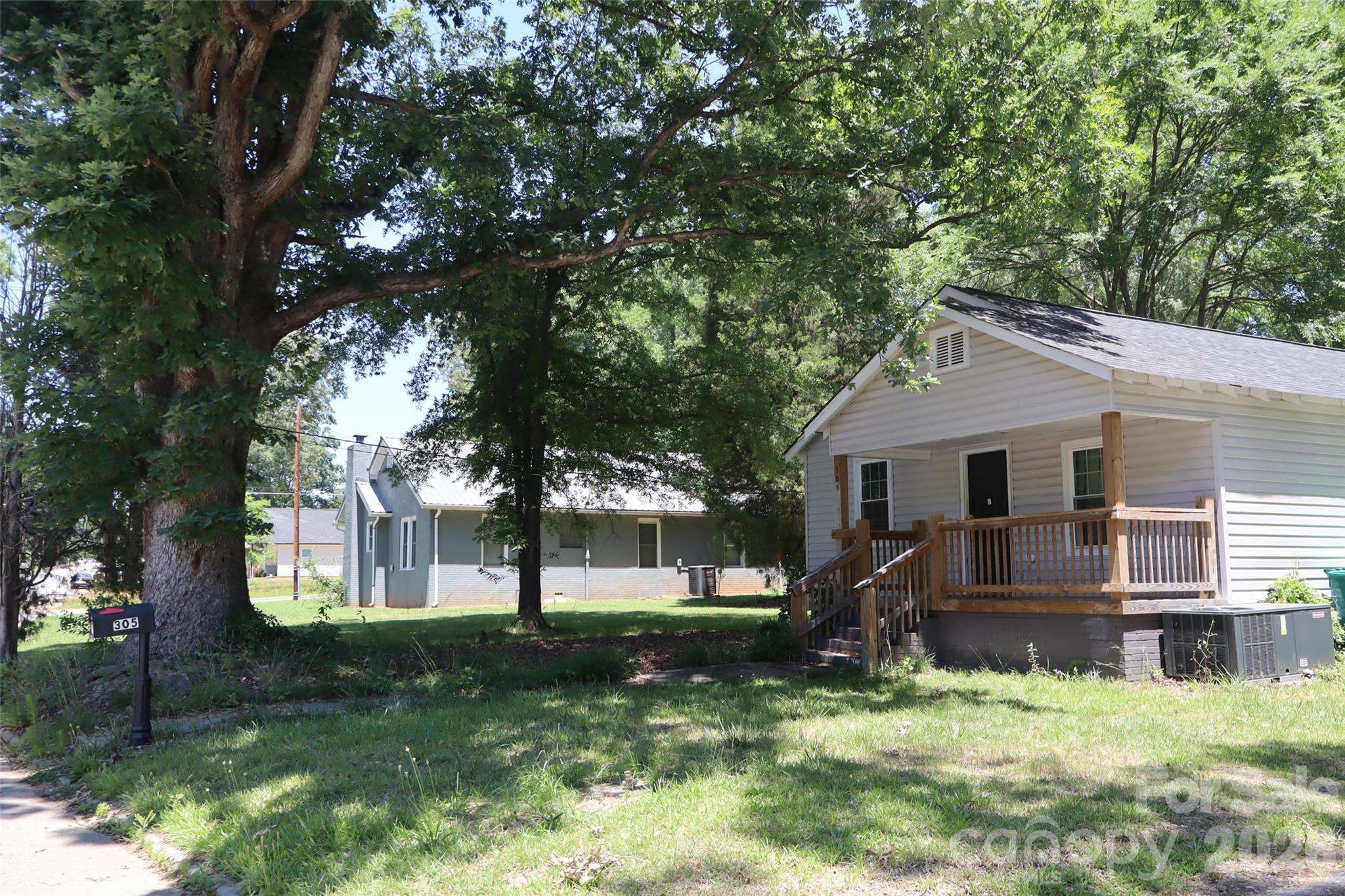Single Family Residence at 305 E Division Avenue, Salisbury, photo 2 of 13