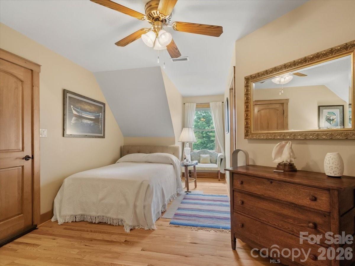 Guest room on upper level - 750 Barebridge Drive, Burnsville