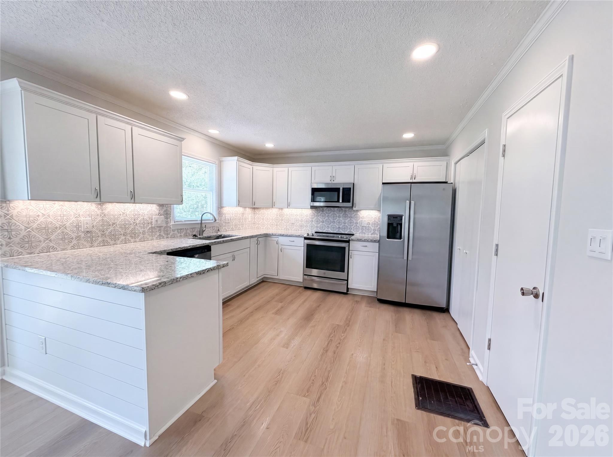Single Family Residence at 609 Ginger Drive, Kings Mountain, photo 2 of 15