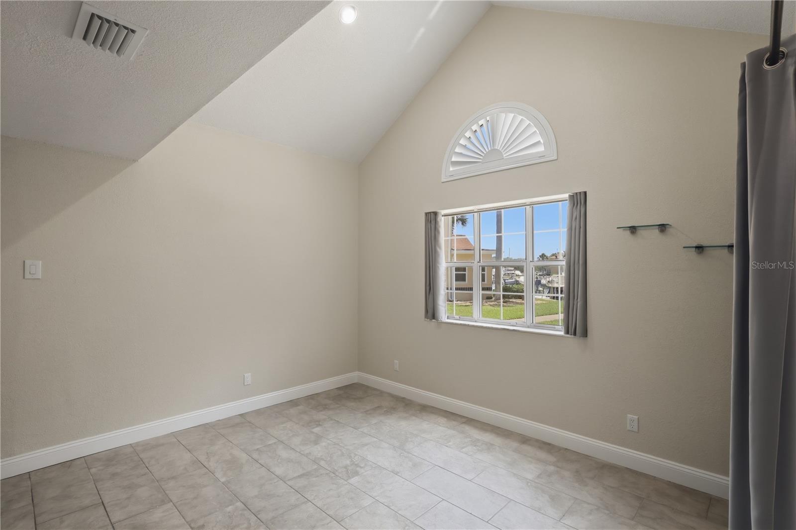 Vaulted celing in the breakfast nook - 44 CAPTAINS WALK, PALM COAST