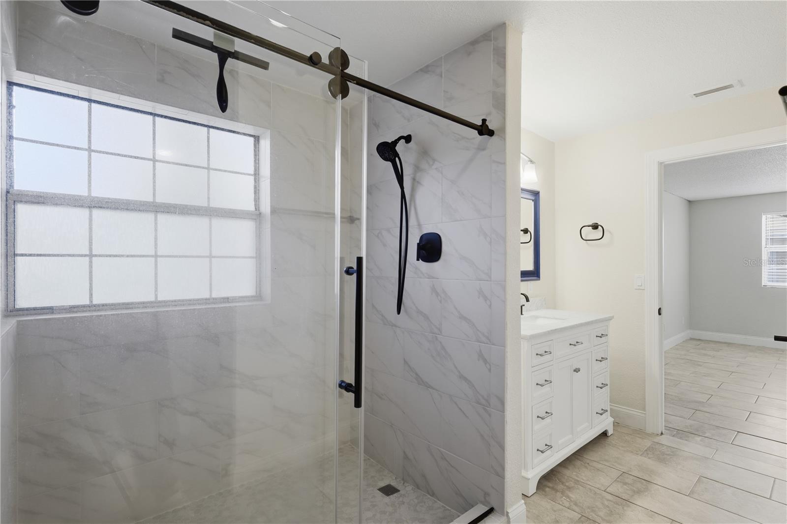 Large walk in shower - 44 CAPTAINS WALK, PALM COAST