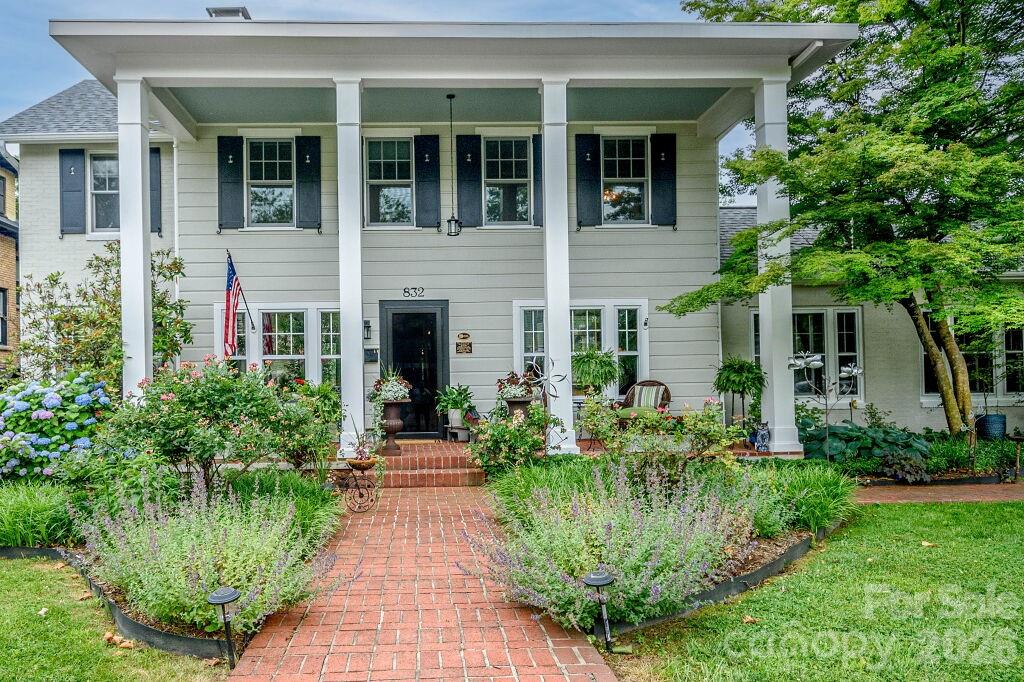 Single Family Residence at 832 4th Avenue W, Hendersonville, photo 2 of 51