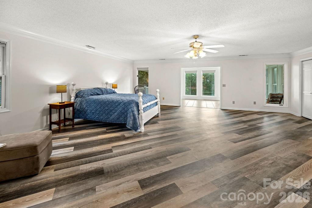 Huge private owner's suite with sunroom and porch - 47209 Paradise Lane, Norwood