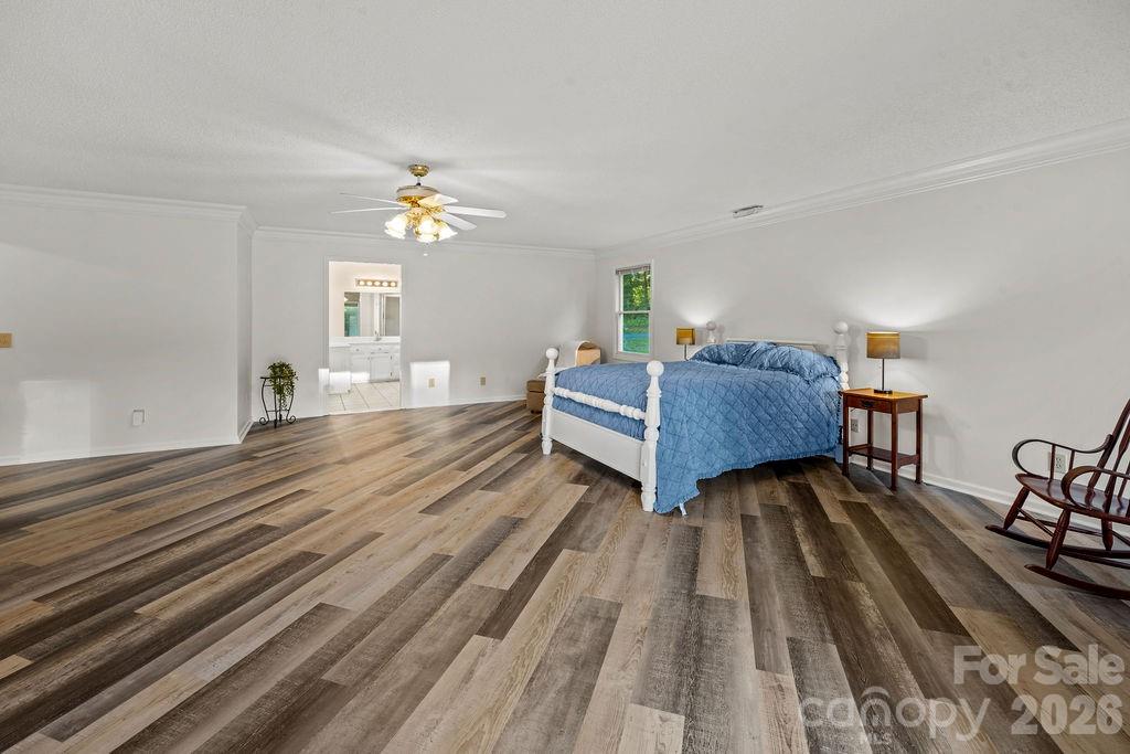 Owner's suite with double walk-in closets with laundry hookup - 47209 Paradise Lane, Norwood