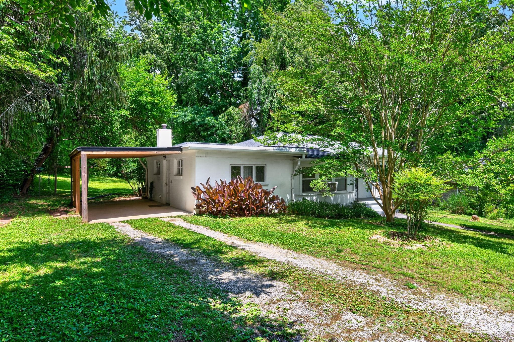 Front of House - 411 Hillcrest Circle, Hendersonville