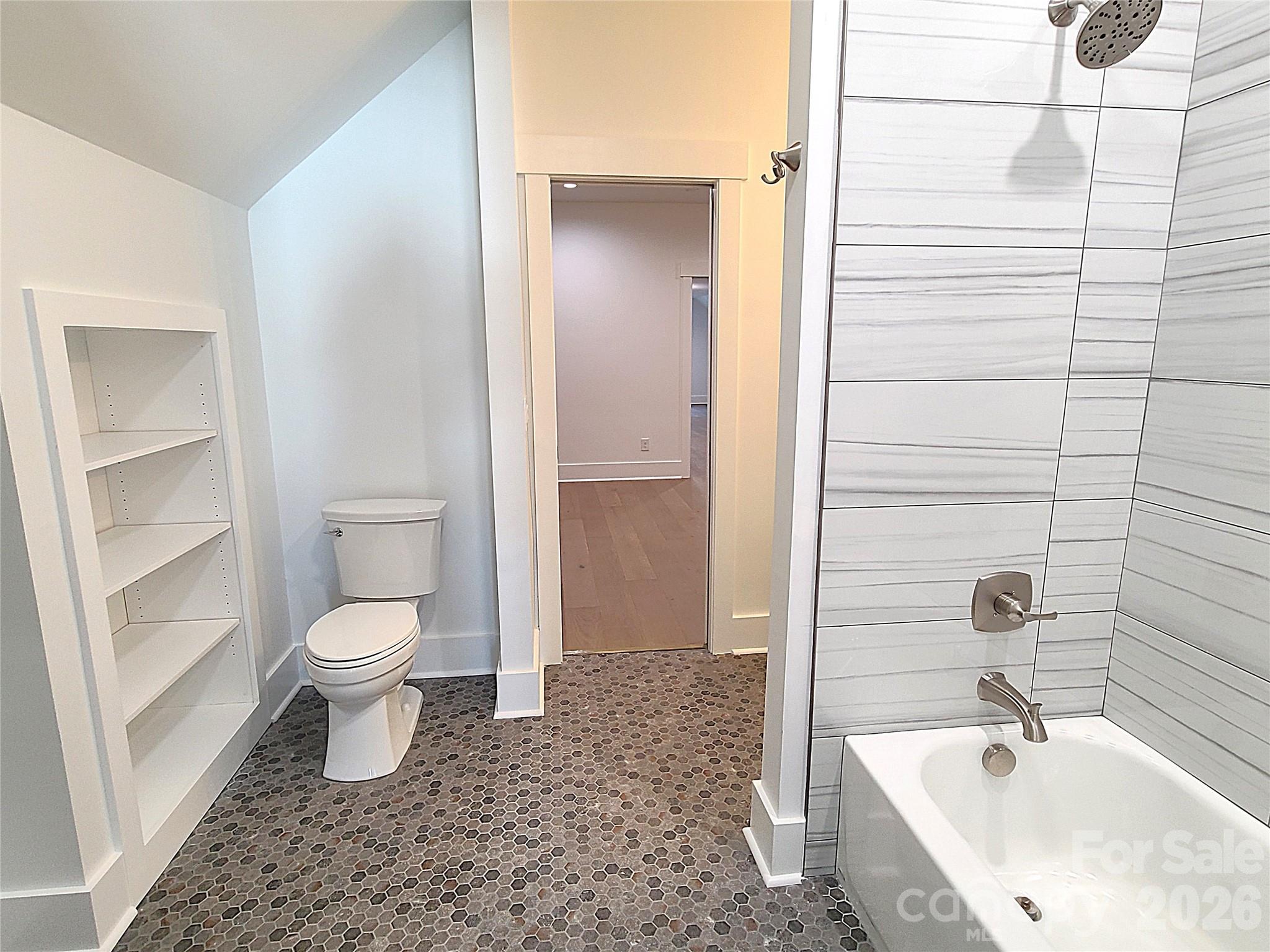 Upper full bath - 405 19th Avenue Circle NW, Hickory