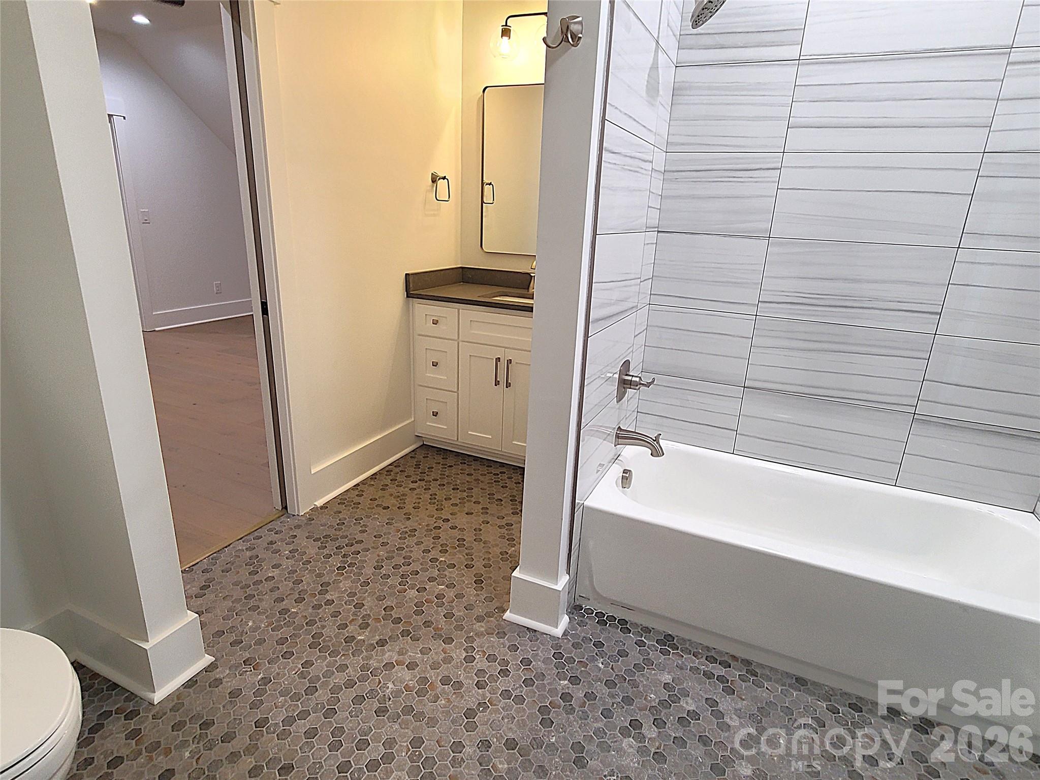 Upper full bath - 405 19th Avenue Circle NW, Hickory