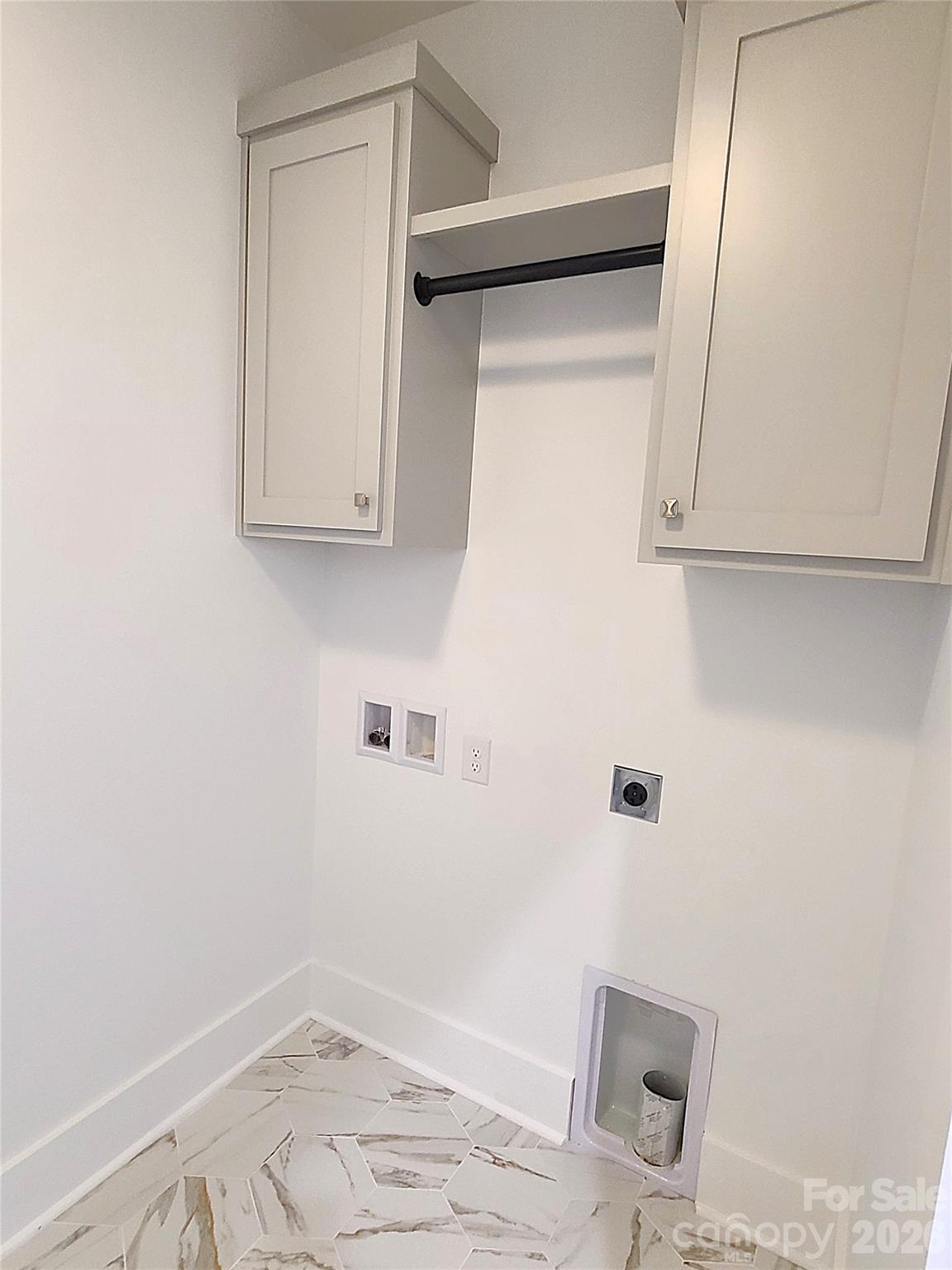 Main-level laundry - 405 19th Avenue Circle NW, Hickory