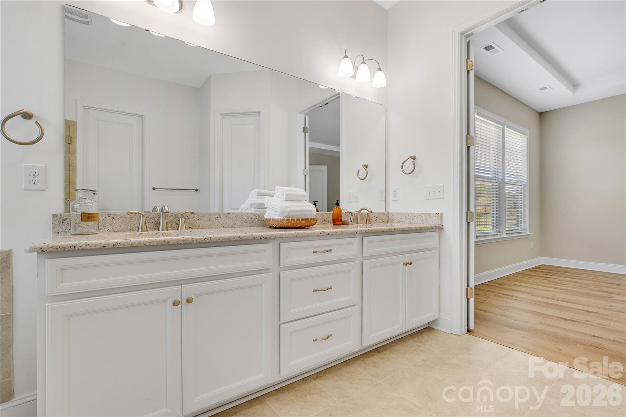 Single Family Residence at 8091 Woodline Lane, Denver, photo 22 of 36