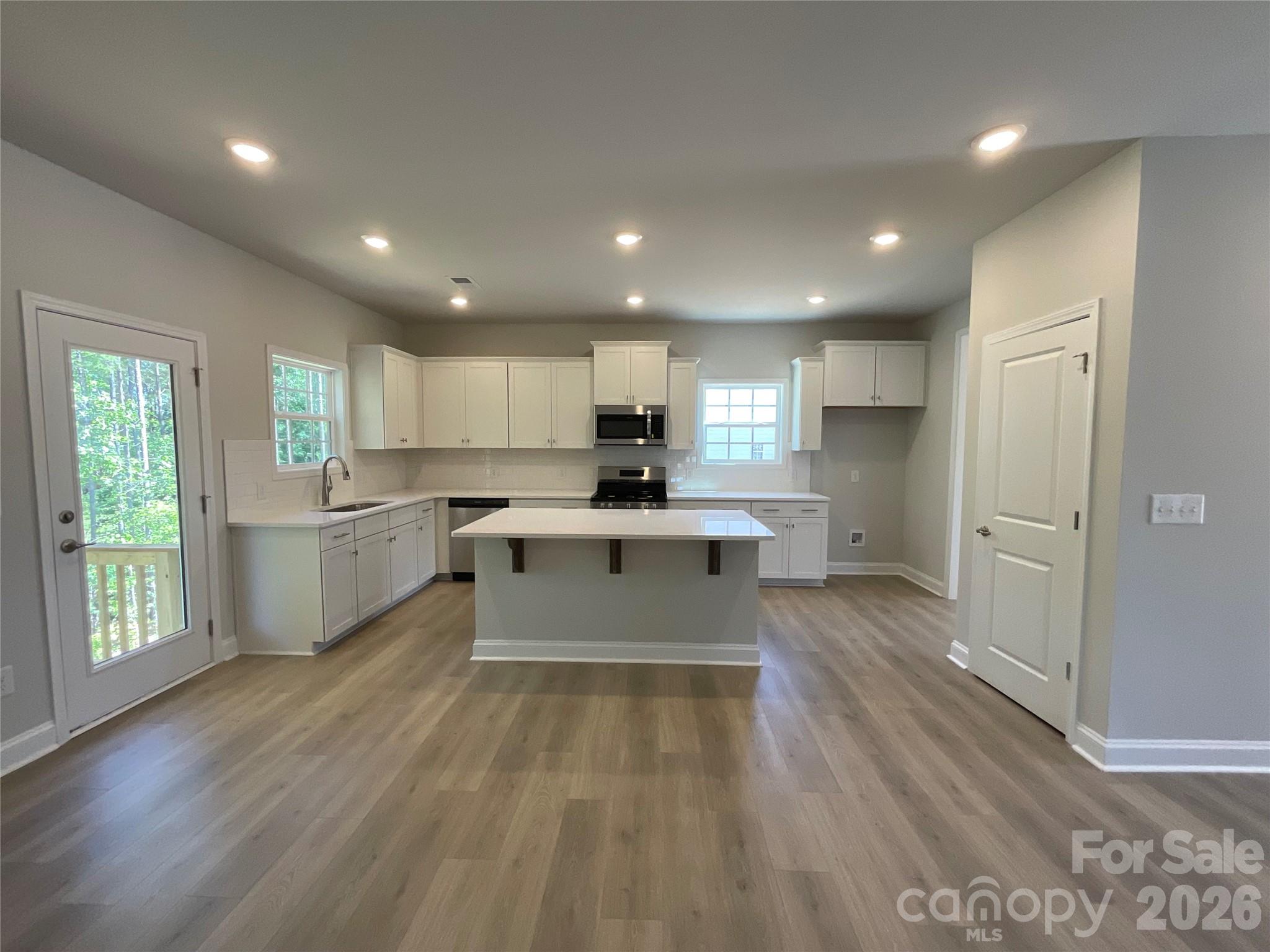 Spacious kitchen - 1558 Autumn Lane, York