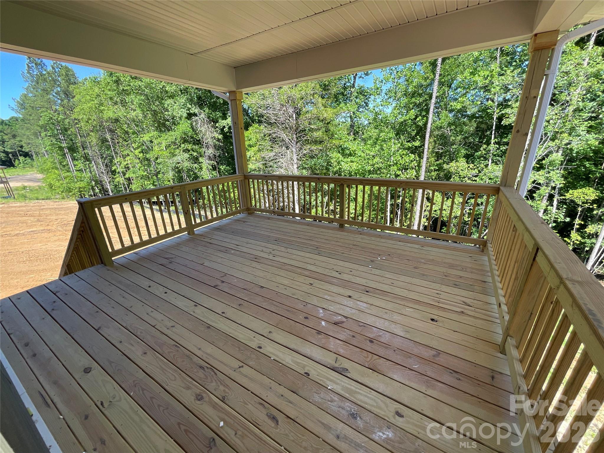 Covered back deck - 1558 Autumn Lane, York