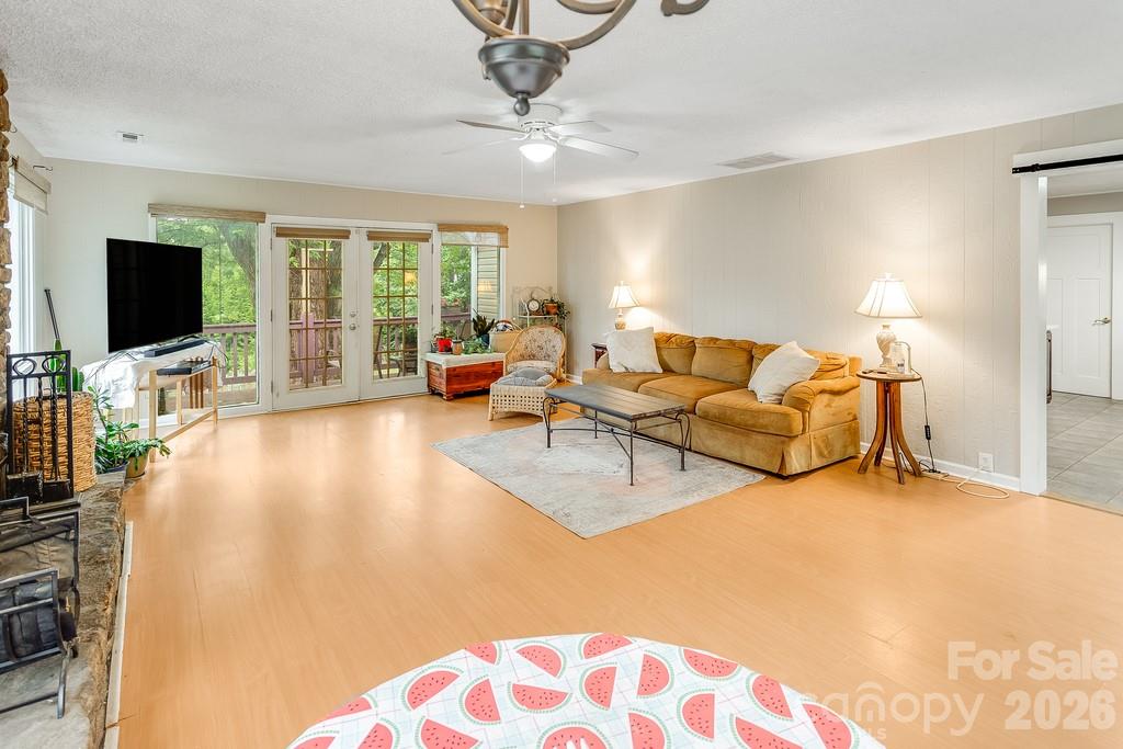 So much natural light! - 3 Odie Lane, Candler