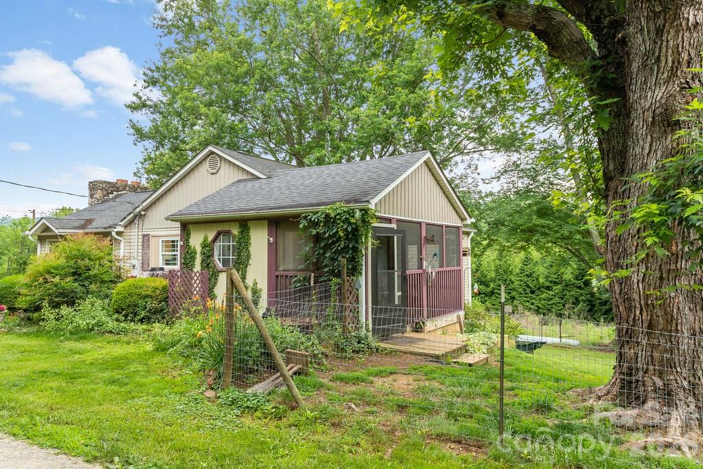 Single Family Residence at 3 Odie Lane, Candler, photo 37 of 43
