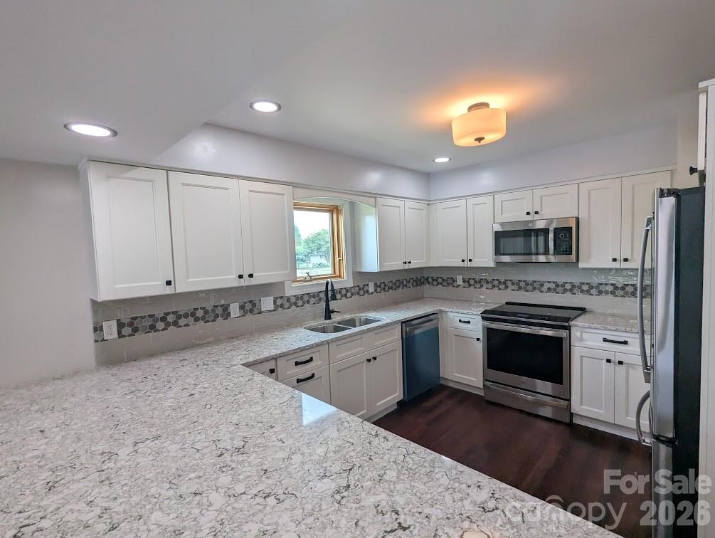 Large granite countertops - 100 Northshore Court, Cherryville