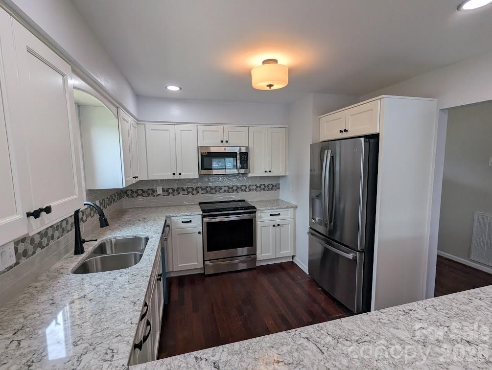Kitchen - 100 Northshore Court, Cherryville
