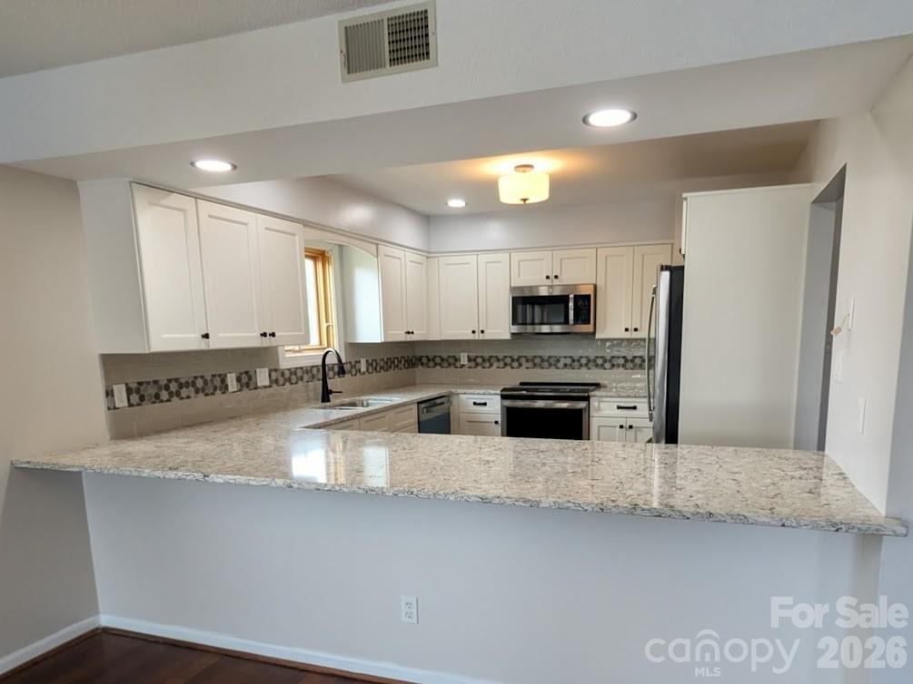 Room for plenty of barstools - 100 Northshore Court, Cherryville
