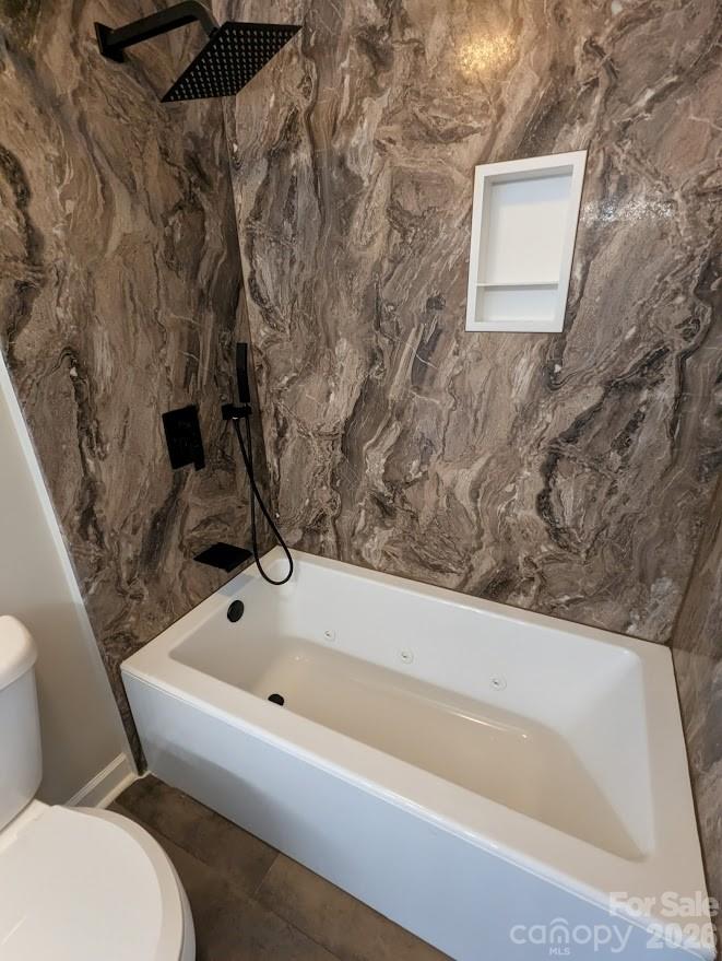 Jetted tub with rain showerhead - 100 Northshore Court, Cherryville