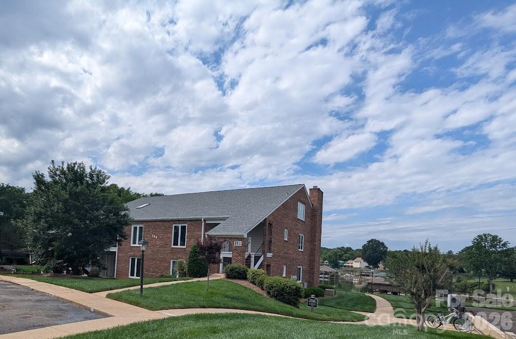 Green spaces, walkways around the property and a beautiful lake! - 100 Northshore Court, Cherryville