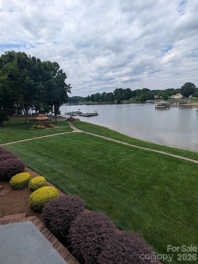 Lovely landscaping. Stroll along the shore. - 100 Northshore Court, Cherryville