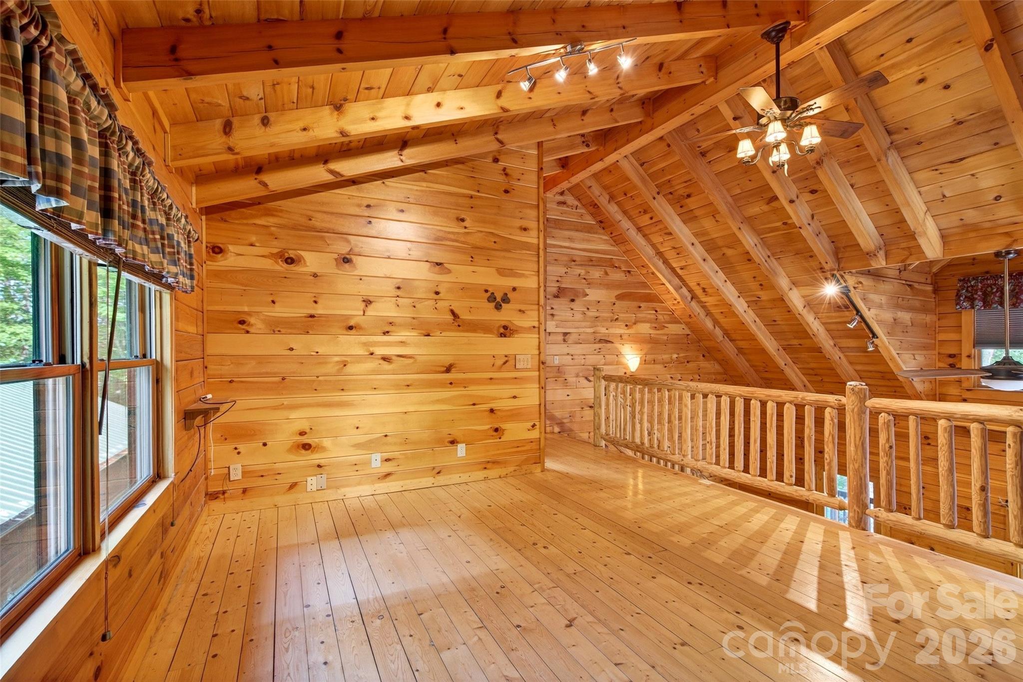 LOFT - 545 Mountain Crest Drive S, Marion