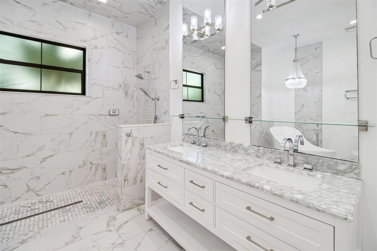 Spa-inspired owner's bath - 14 MERIDIAN HOME LN, PALM COAST