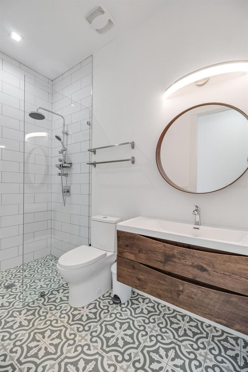 Well-appointed secondary full bath with stylish finishes - 14 MERIDIAN HOME LN, PALM COAST