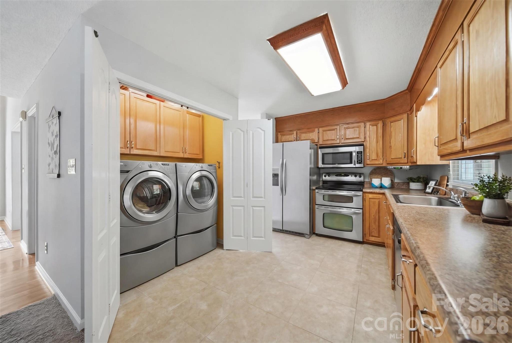 Single Family Residence at 1948 Twin Ponds Drive, Hickory, photo 9 of 48