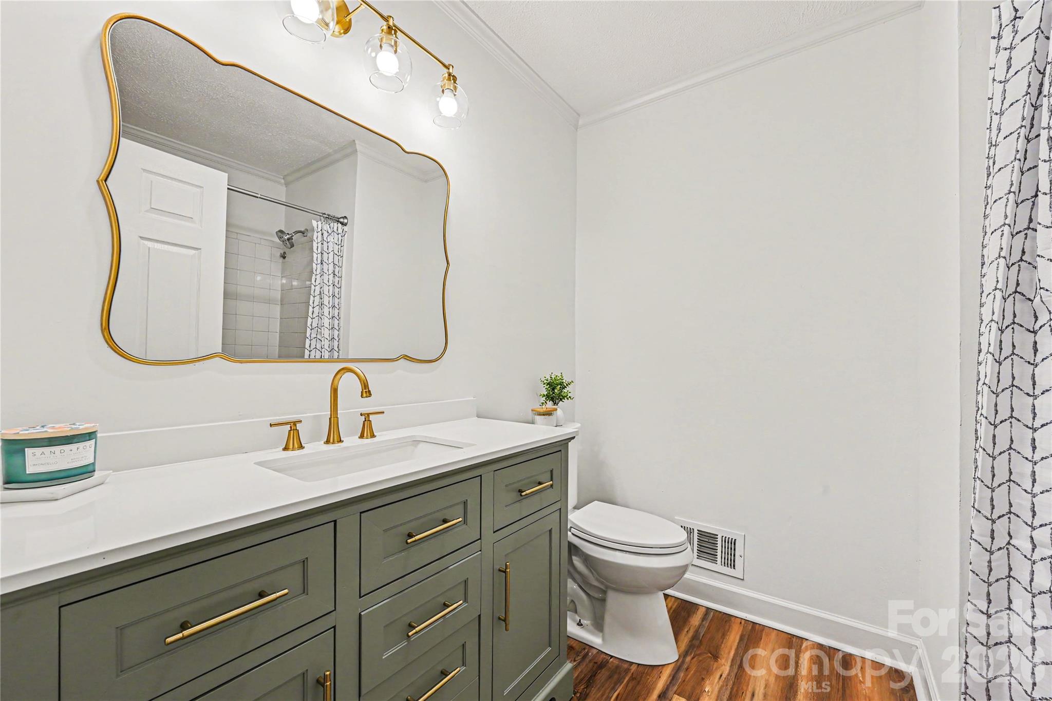 Full Guest Bathroom - 716 Grandview Drive NE, Concord