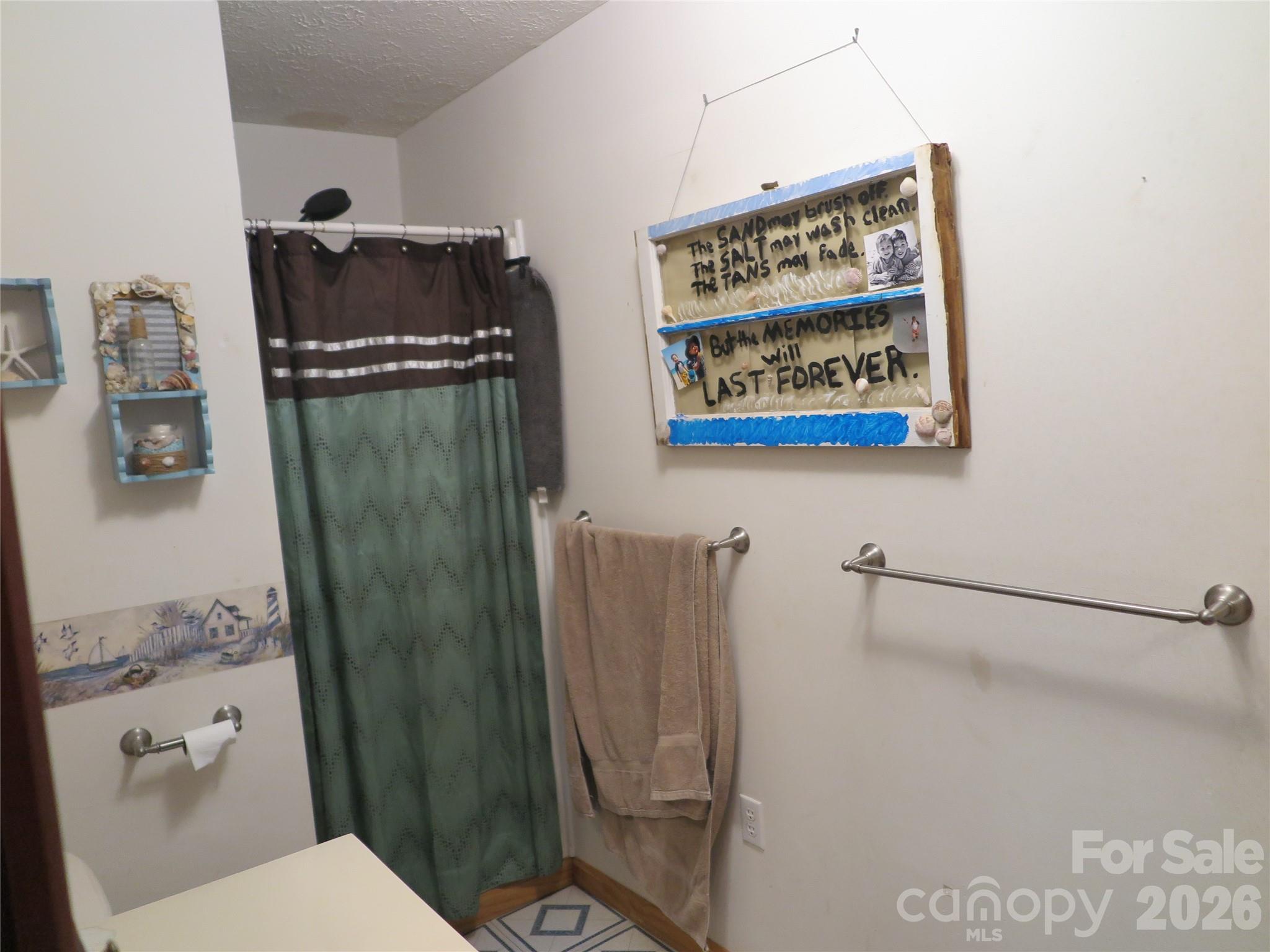 Single Family Residence at 112 Glenn Oaks Drive, Lawndale, photo 11 of 25