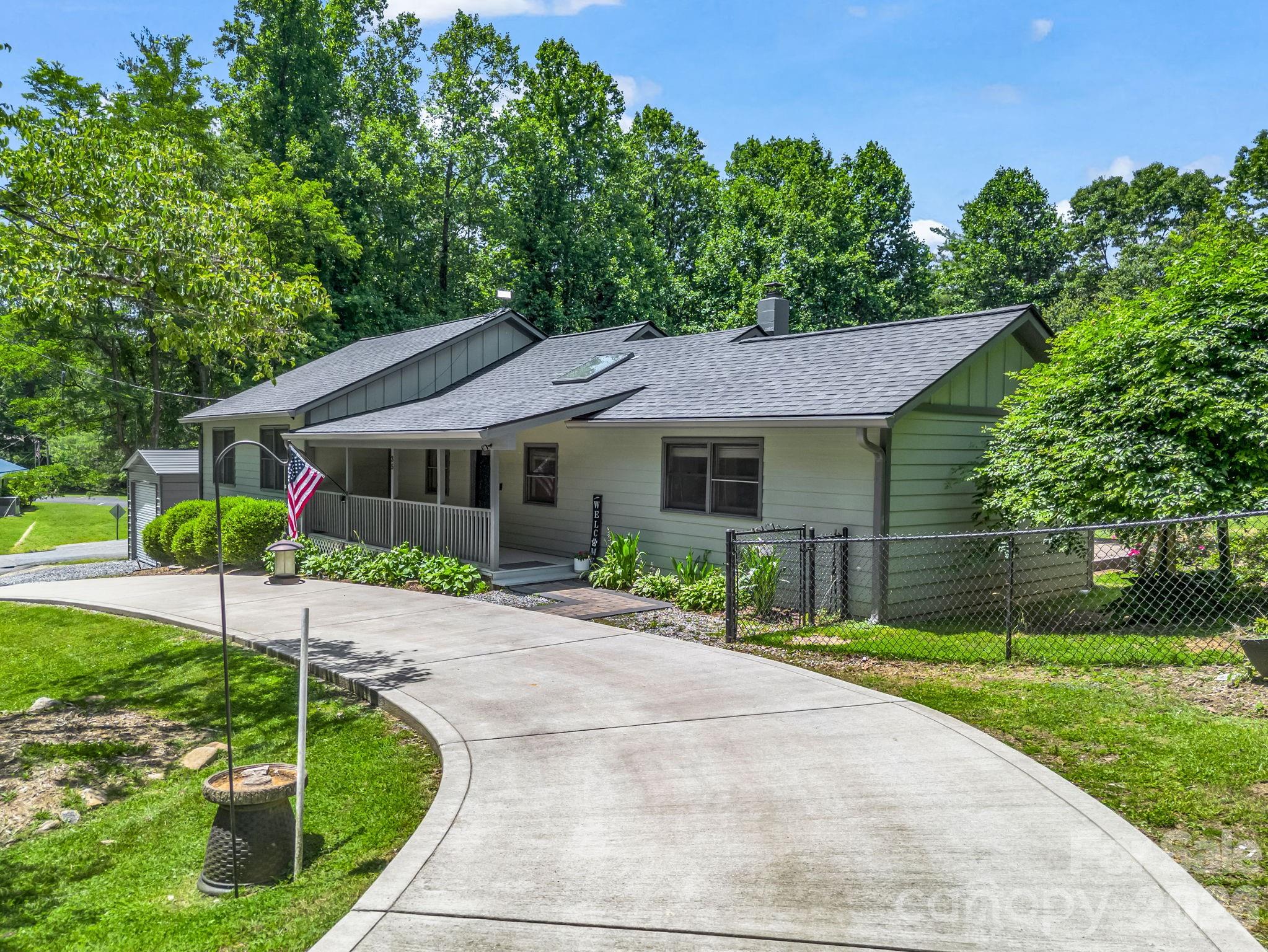 35 Chastain Hill Rd - circular drive - 35 Chastain Hill Road, Mills River