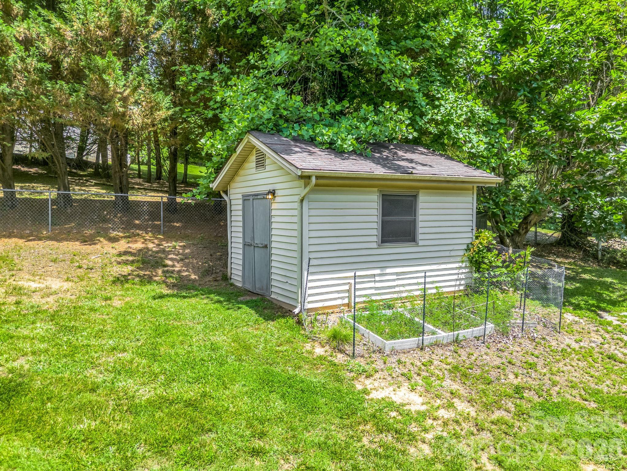 Potting shed, with electricity - 35 Chastain Hill Road, Mills River