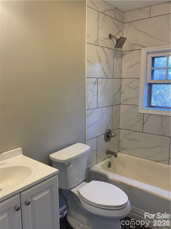 Full bath - 808 N Weldon Street, Gastonia
