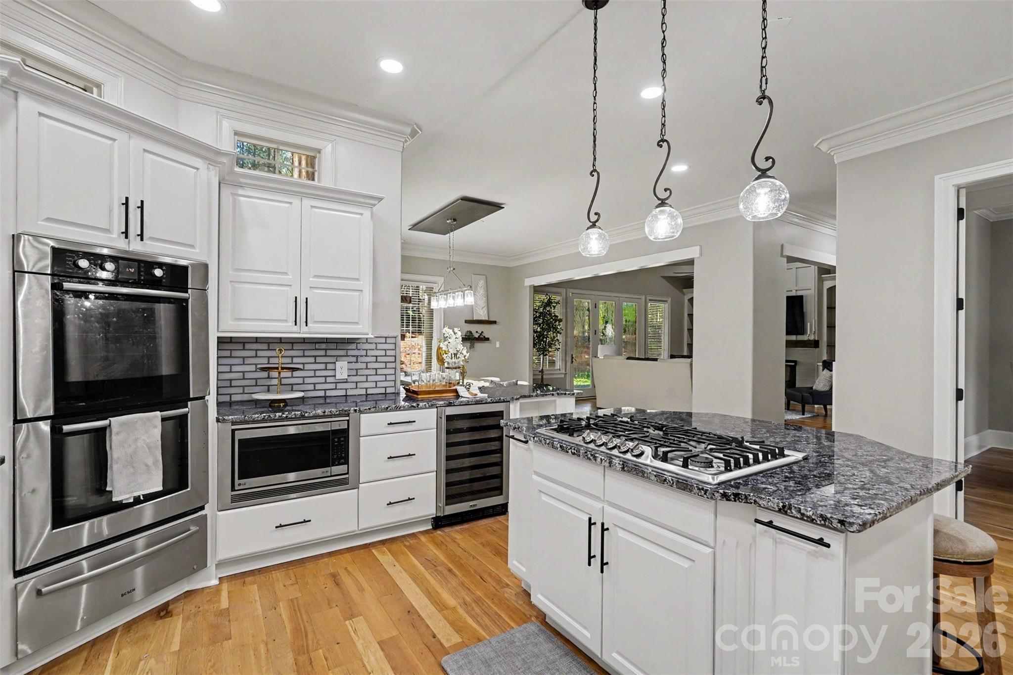 Spacious Gourmet Bosch Kitchen - 5129 Watermead Lane, Belmont