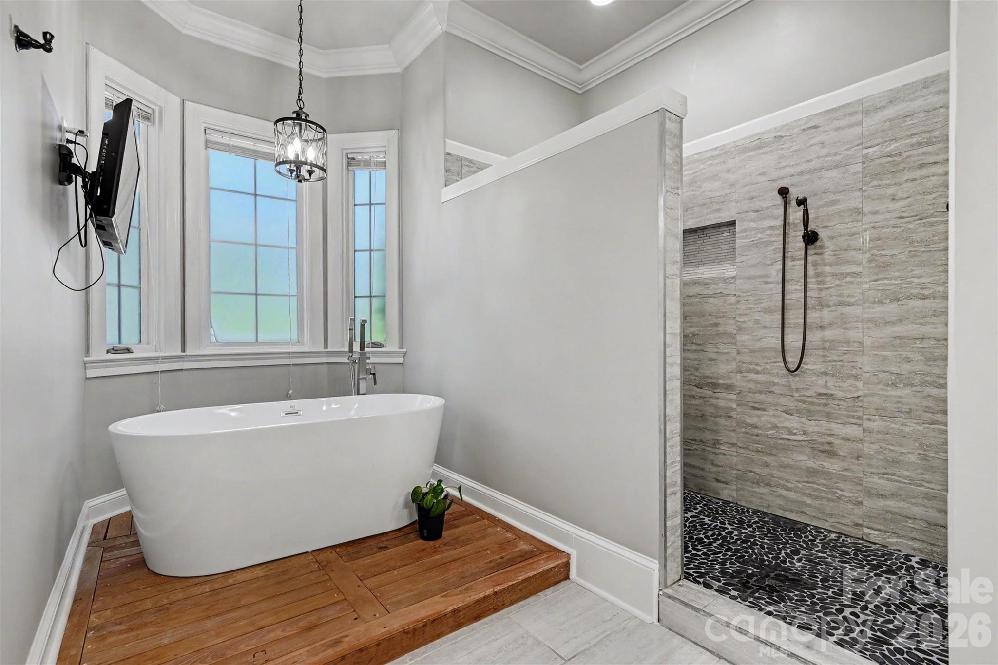 Master Soaking Tub - 5129 Watermead Lane, Belmont