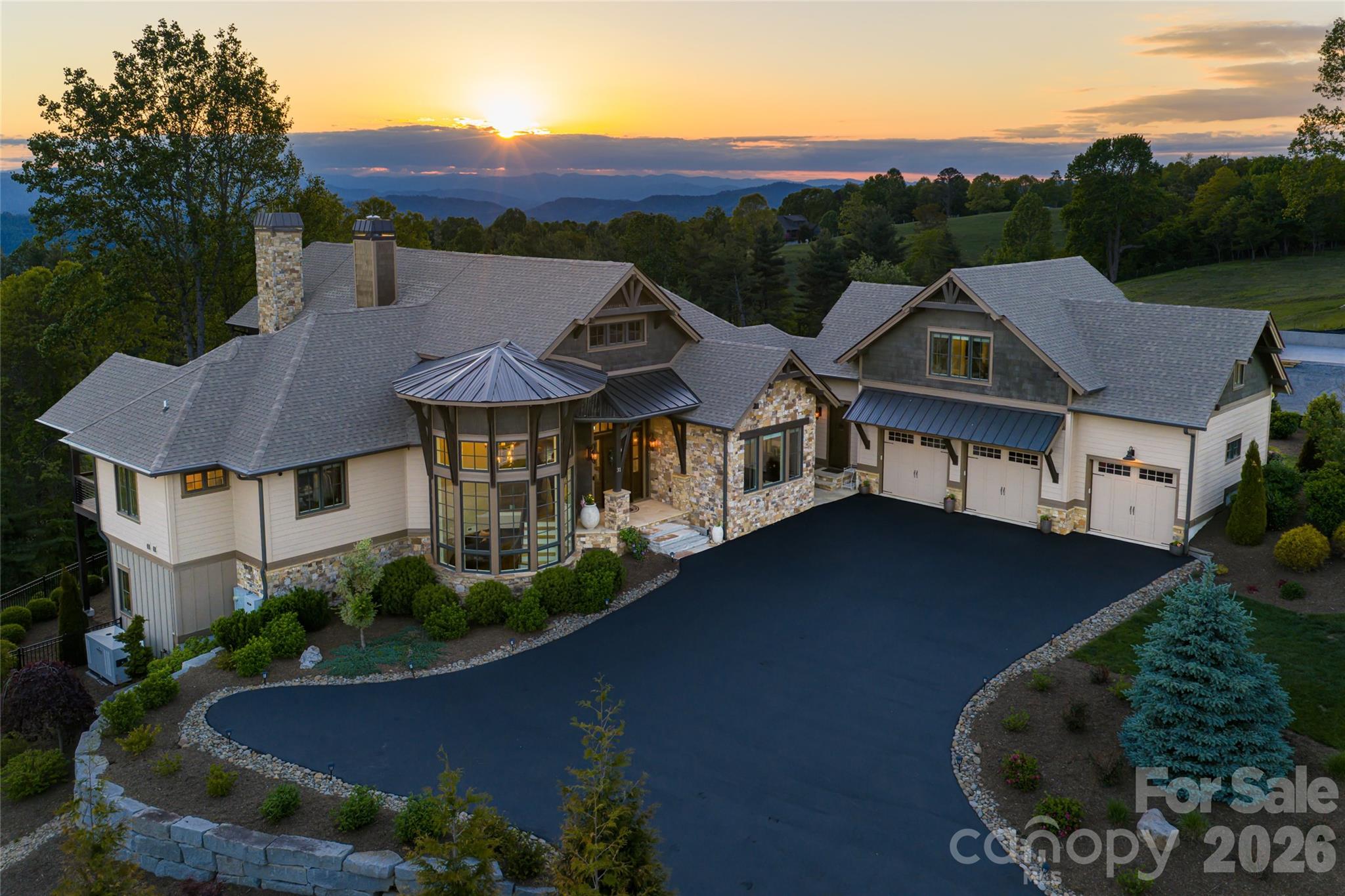 Single Family Residence at 31 Bear Tree Court, Hendersonville, photo 6 of 47