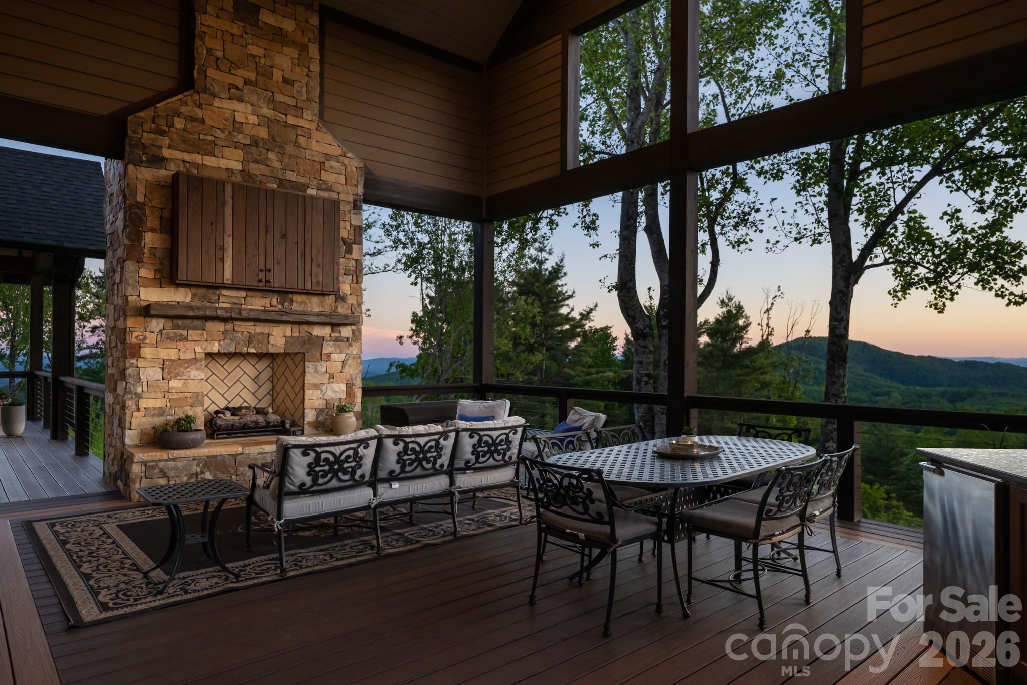 Single Family Residence at 31 Bear Tree Court, Hendersonville, photo 4 of 47